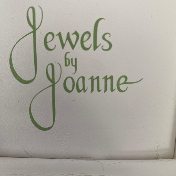 Vintage Jewels by Joanne earrings 14KG Filled, has baby pearls - Picture 4 of 5